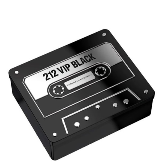 Kit Coffret 212 Vip Black - Carolina Herrera - Masculino - Perfume 100ml + Shower Gel 100ml Kit Coffret 212 Vip Black - Carolina Herrera - Masculino - Perfume 100ml + Shower Gel 100ml